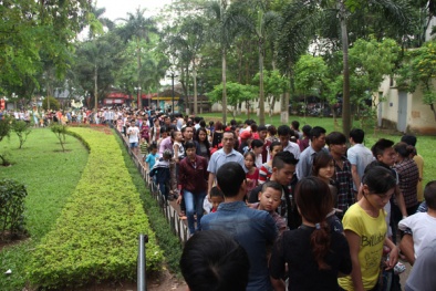 Hà Nội: Khu vui chơi đông kín người dịp nghỉ lễ